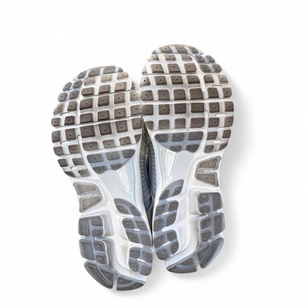 Women’s Nike Zoom Vomero 5 White and Gray Y2K Era Shoes Size 10 Men’s 8.5 - Picture 7 of 7